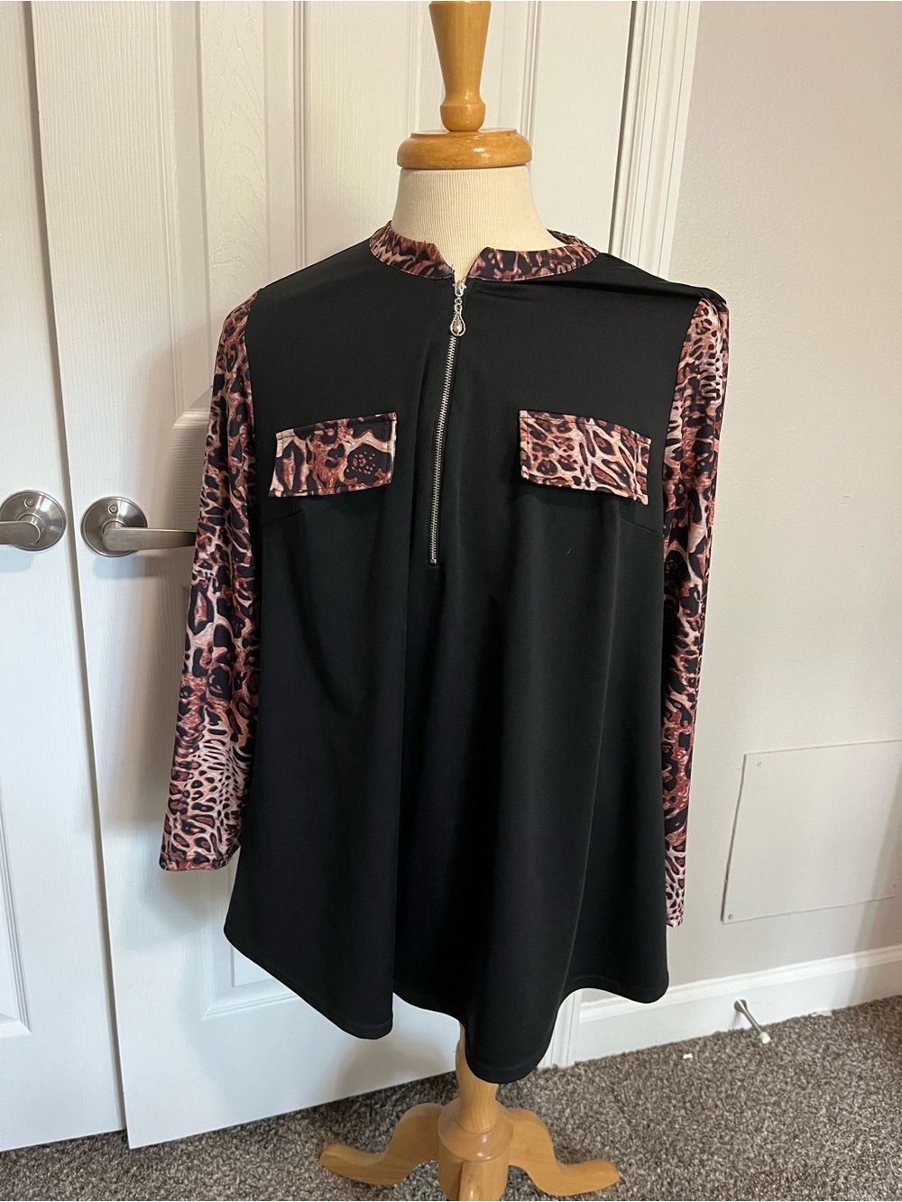 Women’s 1X Black Leopard Print Tunic Top Zip Front Long Sleeve